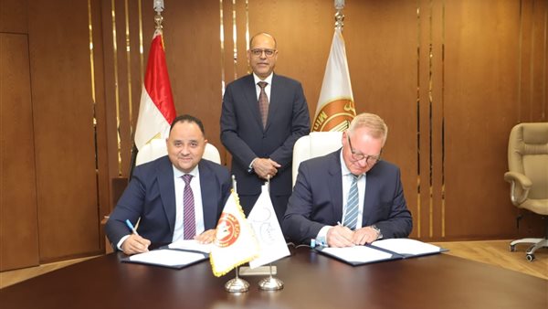 جانب من التوقيع