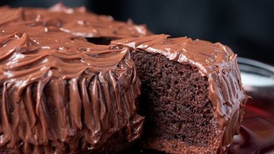 أفضل وصفات لعمل كيكة الشيكولاتة بالصوص.. وصفة ناجحة بدون بيض أو حليب