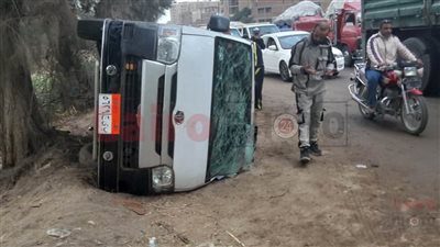 عودة الحركة المرورية لطبيعتها بعد انقلاب ميكروباص على الطريق الزراعي ببنها وإصابة 11 شخصًا بسب الأمطار 