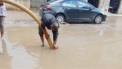 محليات المنوفية تتعامل مع تجمعات مياه الأمطار بقرى الباجور | صور 