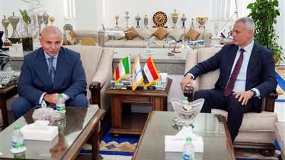 رئيس مصر للطيران يبحث مع سفير إيطاليا بالقاهرة تعزيز التعاون وزيادة الرحلات بين البلدين