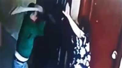 بسبب خلافات الجيرة.. القبض على عامل تعدى على سيدتين بعصا خشبية في دمياط