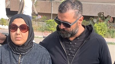 وصول أسرة المجني عليه إلى مجمع محاكم الإسماعيلية قبل بدء جلسة قضية المنشار