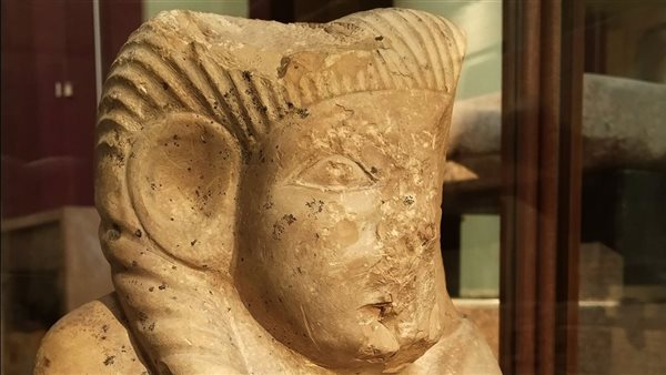  تمثال ملكة من عصر