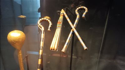 توت عنخ آمون في المتحف المصري الكبير.. صولجانات الذهب ورموز السلطة الملكية تتألق للجمهور