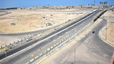 غلق جزئي لطريق C3 بالعلمين الجديدة لتنفيذ أعمال فواصل التمدد بكوبري تقاطع القطار السريع