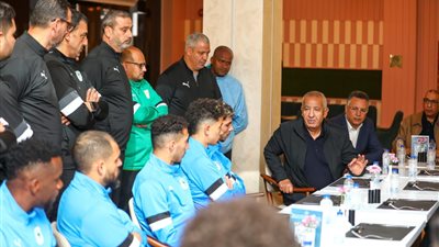 رئيس النادي المصري يزور معسكر الفريق ويجتمع بالجهاز الفني واللاعبين استعدادًا لكأس عاصمة مصر