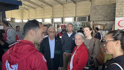 محافظ شمال سيناء يرافق وفدًا كنديًا لتفقد مخازن الهلال الأحمر بالعريش