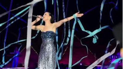 لأول مرة في مسيرتها.. كاتي بيري تتألق بحفل عالمي في أهرامات الجيزة