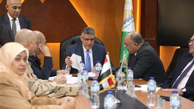 محافظ الجيزة يتابع انطلاق انتخابات مجلس النواب من مركز السيطرة