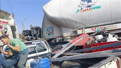 حادث تصادم بين تريلا وعدد من السيارات على طريق الصف