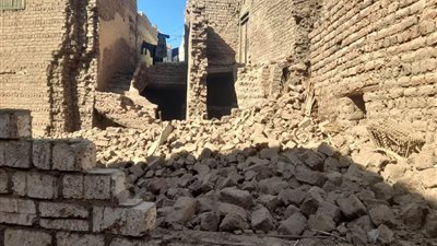 انهيار منزل آيل للسقوط من الطوب اللبن دون خسائر في الأرواح بقنا| صور