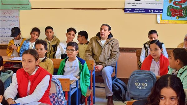 عادل عتلم يتوسط طلاب