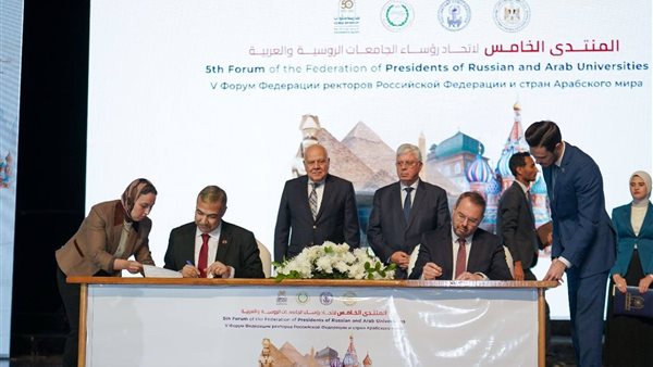 جانب من التوقيع 