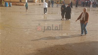 الأمطار تفاجئ الناخبين خلال الاستعداد للإدلاء بأصواتهم في الفيوم