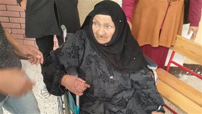 مسنة عمرها 85 عاما على كرسي متحرك تتحدى المطر للإدلاء بصوتها في لجنة بطامية بسوهاج