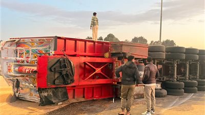 إصابة شخصين إثر انقلاب ترلة محمّلة بالغلال على طريق الإسماعيلية – القاهرة بالمستقبل