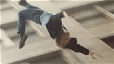 مصرع شخص سقط من الطابق السادس بعقار أمام بوابة الجامعة الأمريكية بالتجمع