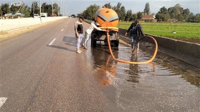حتى ساعات الصباح الأولى.. محليات المنوفية تكثّف جهودها لشفط مياه الأمطار من الطرق والمحاور والأنفاق