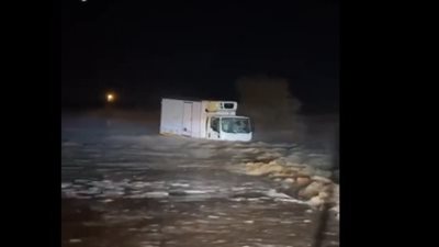 سعوديون ينقذون مصريًا حاصرته السيول في منطقة حائل بالمملكة