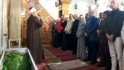 بعد وفاته في حادث.. محافظ بني سويف يؤدي صلاة الجنازة على عامل بمشروع النظافة 