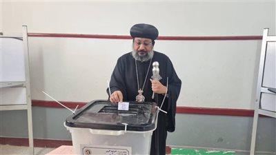أسقف الوادي الجديد والواحات يدلي بصوته في انتخابات مجلس النواب | صور
