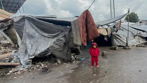 طفل فلسطيني أمام