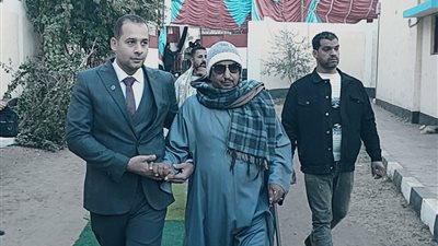 بتوجيهات مدير الأمن.. رجال الشرطة يسهلون مشاركة كبار السن في انتخابات النواب بسوهاج| صور 