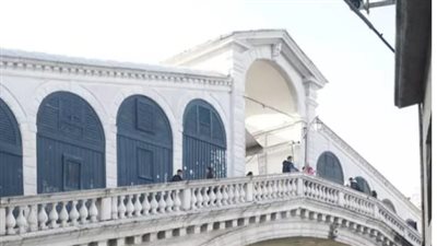 حادث مثير في البندقية.. فتاة تونسية تستولي على قارب وتصطدم بجسر ريالتو التاريخي 
