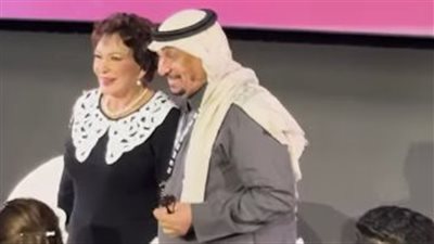 كان بيحبني في صمت.. لبلبة عن رفضها تقبيل معجب لها: قلتله مراتك هتزعل