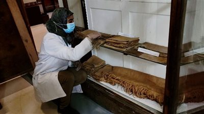 المتحف المصري يجري صيانة دقيقة لقطع نسيجية نادرة من العصر اليوناني الروماني | صور 
