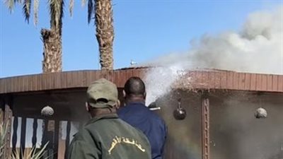 السيطرة على حريق اندلع بكافيه في منطقة الكرنك بالأقصر | صور 