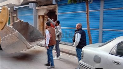 شقة سكنية تحولت لمحلات.. إزالة حالة بناء مخالف بمدينة نجع حمادي في قنا 