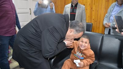 قبل بدء رحلة العلاج.. محافظ أسيوط يزور الطفل زياد للاطمئنان على حالته 