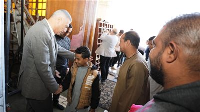 محافظ أسوان يؤكد التواجد بين المواطنين للاستماع إلى مطالبهم وتسخير جميع الإمكانيات لتلبيتها