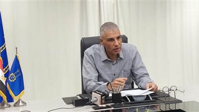 عقب زيارة مفاجئة للمجمع الاستهلاكي.. محافظ أسوان يحيل مدير فرع الشركة للنيابة لعدم توافر السلع