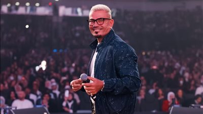 الهضبة يشعل الخليج.. عمرو دياب يتألق في حفل أسطوري بموسم الكويت