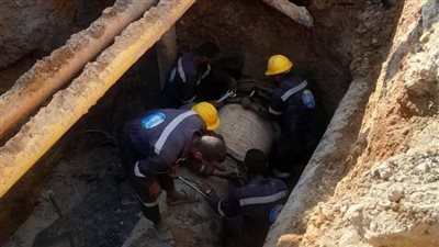 في وقت قياسي.. إصلاح كسر مفاجئ بخط المياه العمومي بمنطقة الإشارة بأسوان