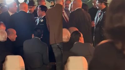 محمد هنيدي يستقبل الحضور خلال حفل زفاف ابنته.. ومحمد ثروت وزوجته أول الحضور