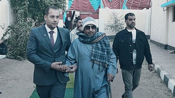 رجال الشرطة يساندون