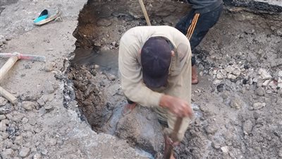 إصلاح هبوط أرضي بعد كسر بماسورة مياه في الإسكندرية