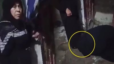 فيديو يوثق إجبار سيدة على تقبيل قدم حماتها أمام صغارها