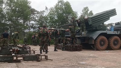 تصاعد التوترات بين تايلاند وكمبوديا.. قصف متبادل وحظر تجوال واسع النطاق