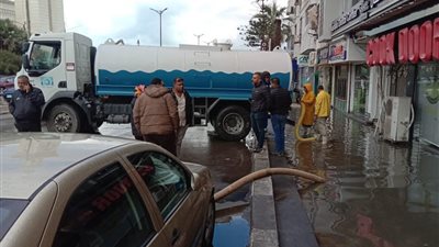 سيارات ومعدات سحب المياه تتعامل بشكل فوري مع سقوط الأمطار ببورسعيد| صور 