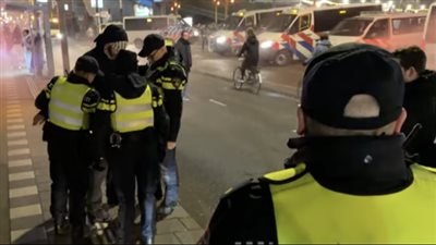 بعد هجوم سيدني.. اشتباكات بين الشرطة ومتظاهرين في هولندا خلال احتفالات عيد حانوكا اليهودي