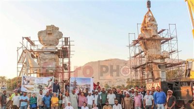 بعد إزاحة الستار عنهما.. صور نادرة خلال تجميع وترميم تمثالي الملك أمنحتب الثالث بالأقصر | صور 