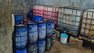 ضبط مصنع غير مرخص لتصنيع الصابون السائل والكلور في السويس