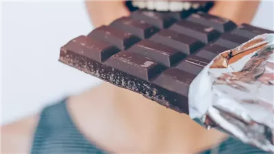 دراسة جديدة: الشوكولاتة الداكنة قد تُبطئ الشيخوخة.. لكن الأطباء يحذرون من الإفراط في تناولها