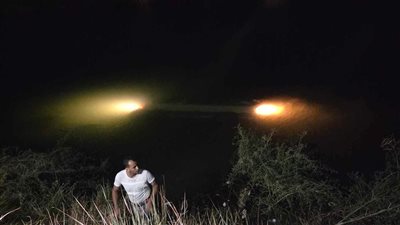 انقلاب سيارة ميكروباص محملة بالركاب داخل ترعة في قنا