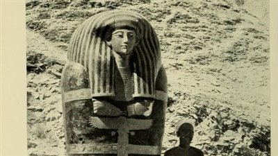 لحظة تاريخية.. المتحف المصري بالتحرير ينشر صورة نادرة لاكتشاف تابوت ليويا والد الملكة تي 